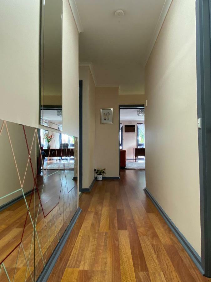 Entire Hume House Villa Melbourne Eksteriør billede